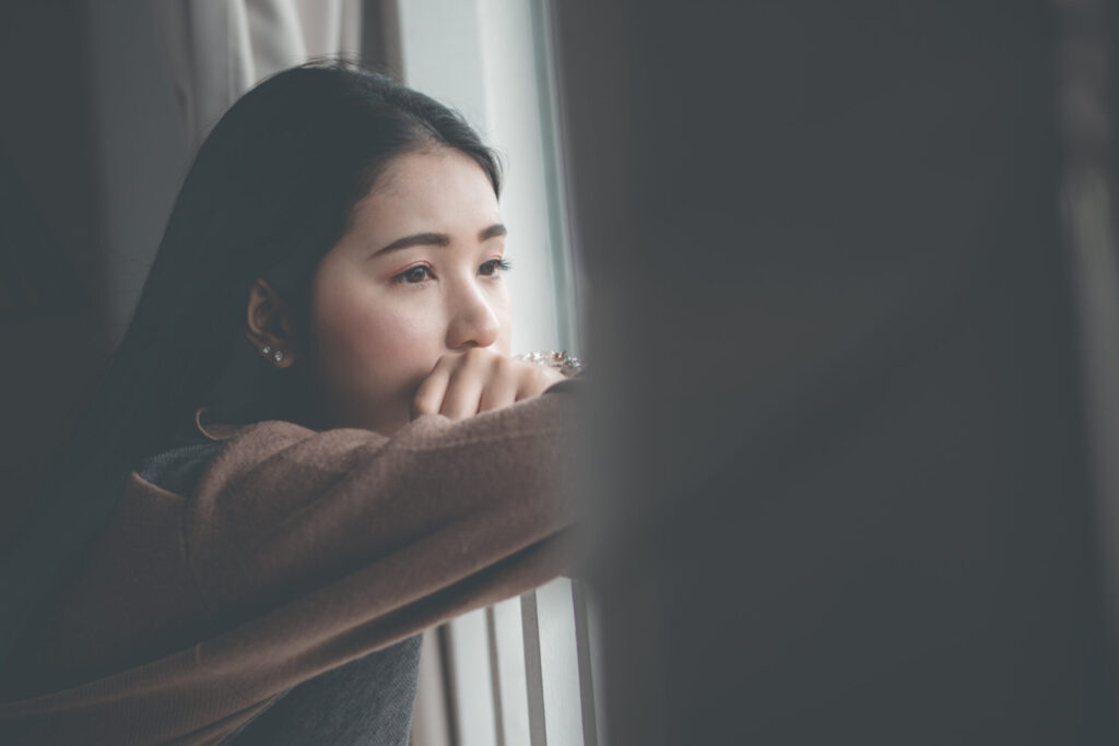 不安を感じる女性のイメージ