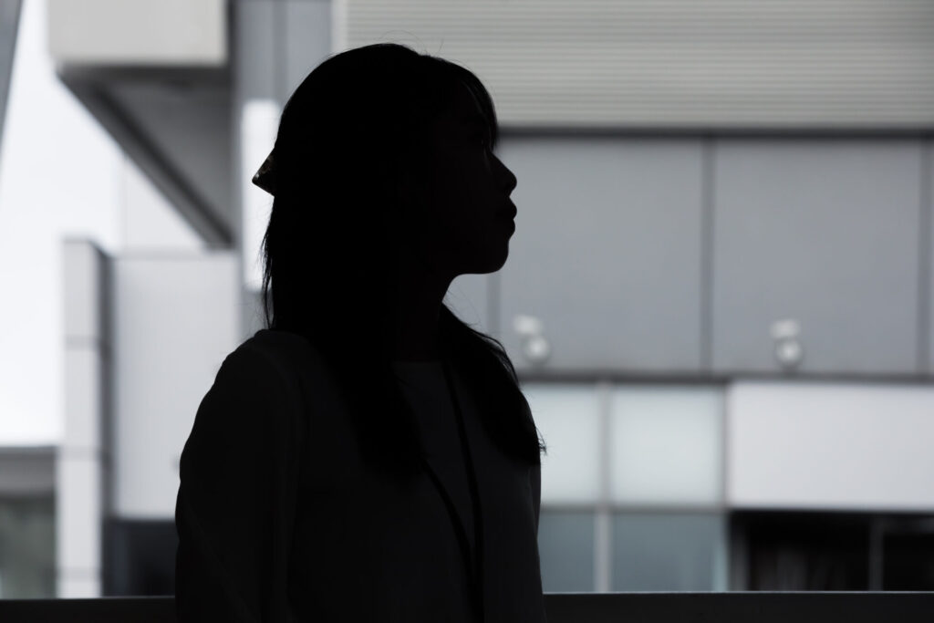 悩む女性のシルエット