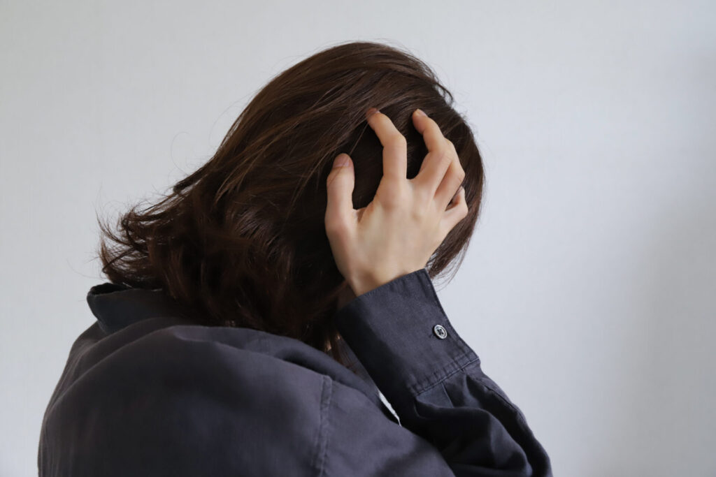 悩みでどうしたらよいのか分からなくなる女性のイメージ